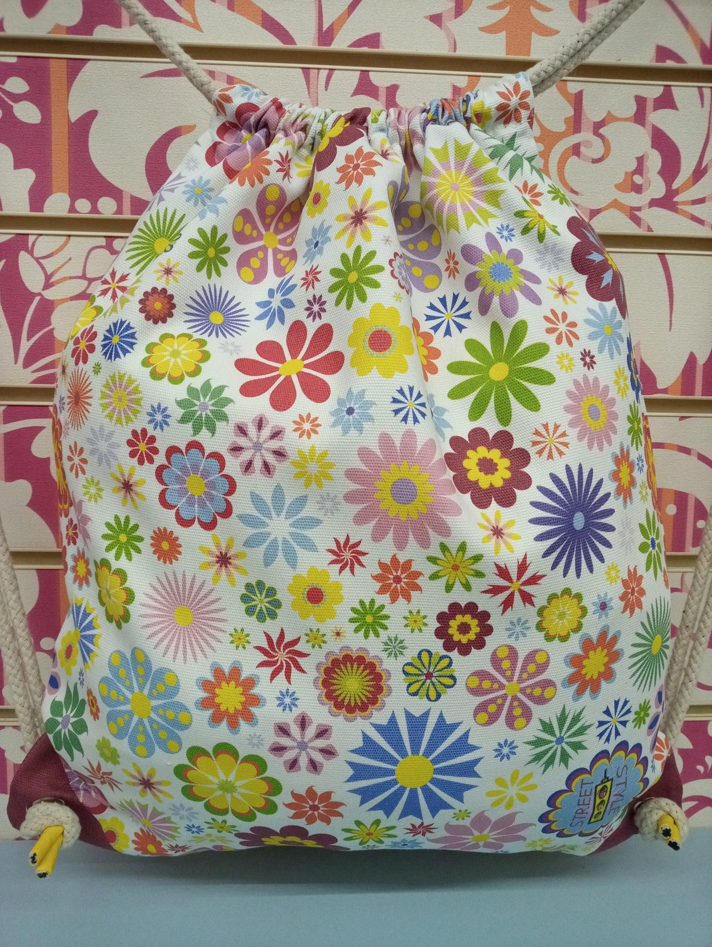 Zaino a sacca street style con fantasia floreale multicolore, mood urban fashion.