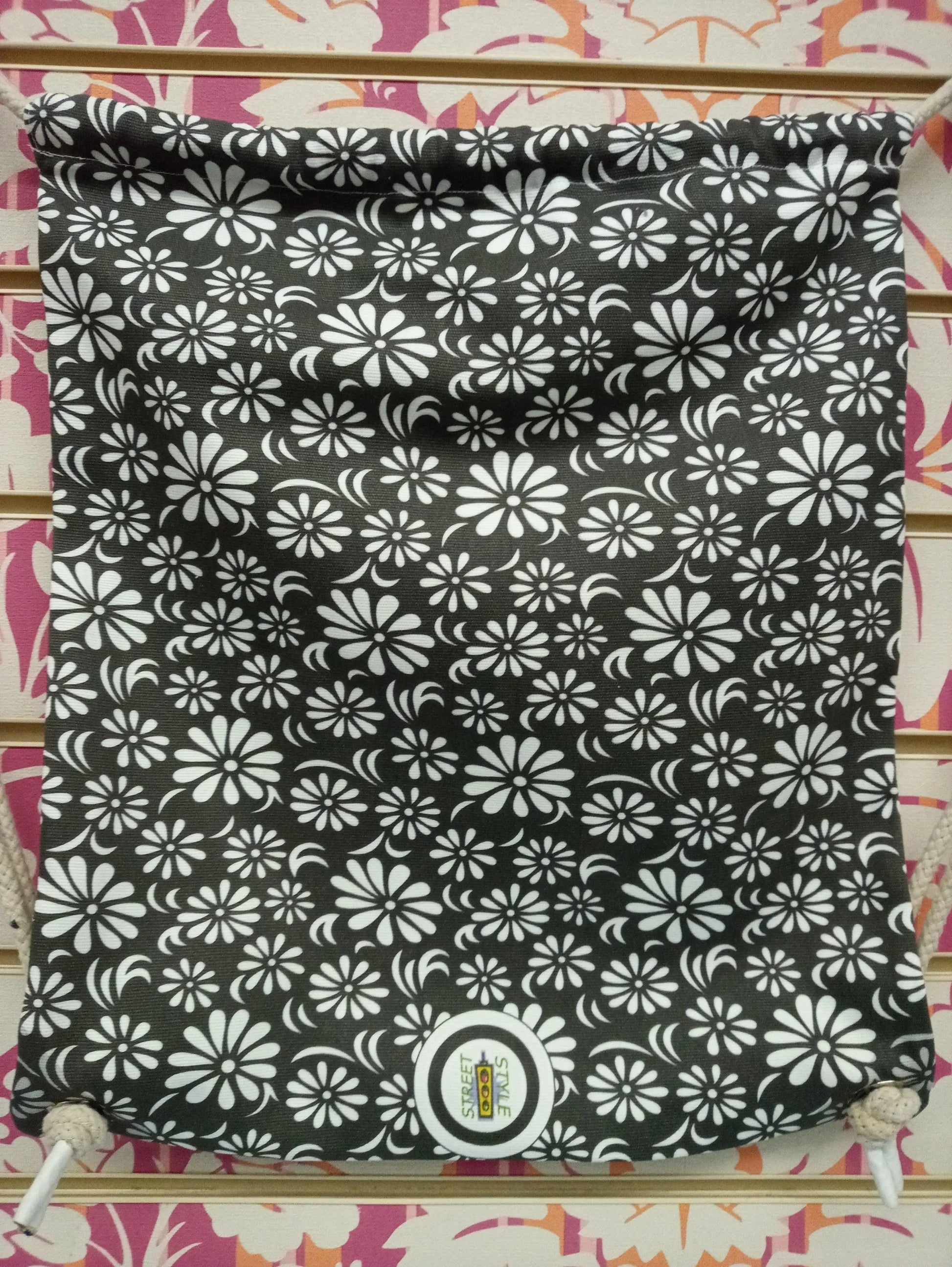 Zaino a sacca streetwear nero con stampa floreale bianca, stile urban Street Style.