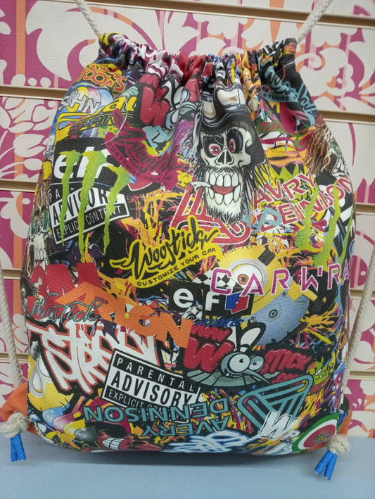 Zaino a sacca streetwear colorato con graffiti e patch, stile urban street style Rimini