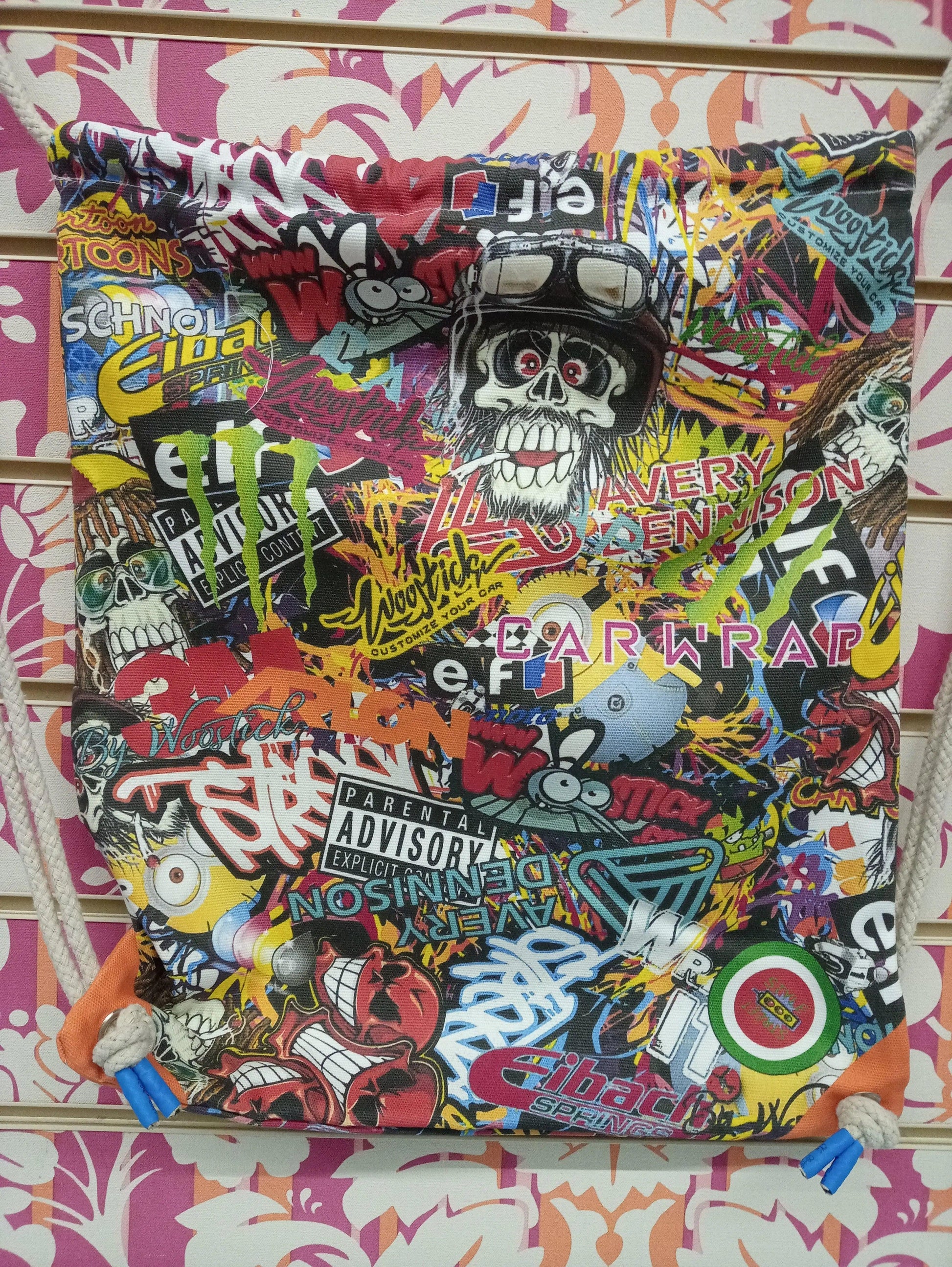 Zaino a sacca streetwear con grafiche urban colorate e scritte pop, stile street style