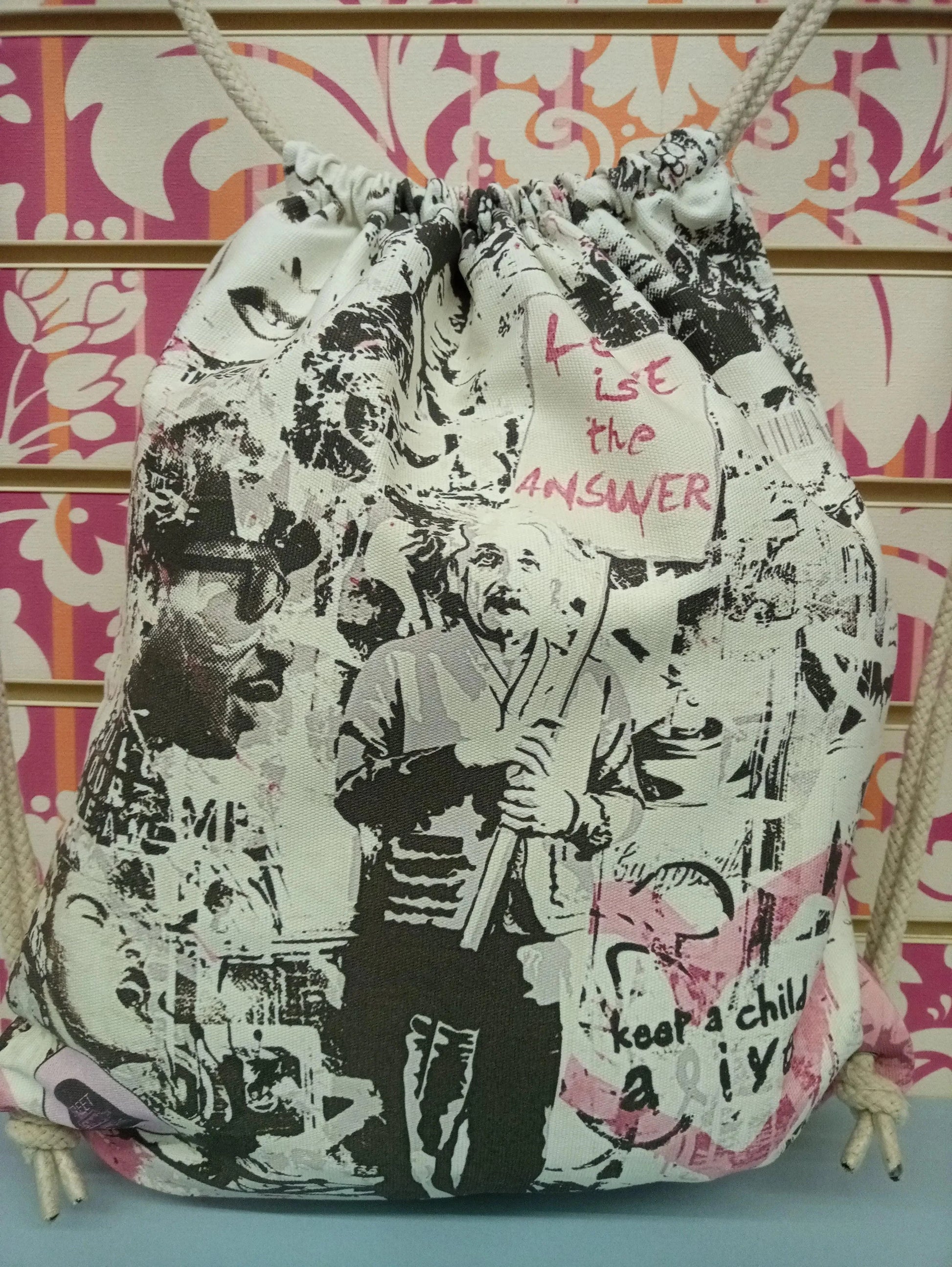 Zaino a sacca streetwear con stampa grafica Einstein, stile urban, sfondo floreale colorato