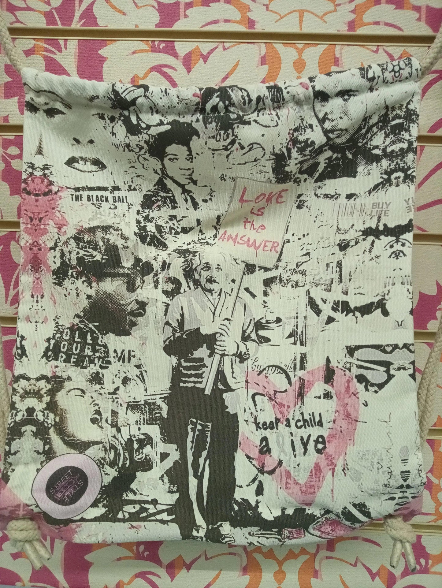 Zaino a sacca streetwear con collage urban, scritta 'Love is the answer', stile Street Style Rimini