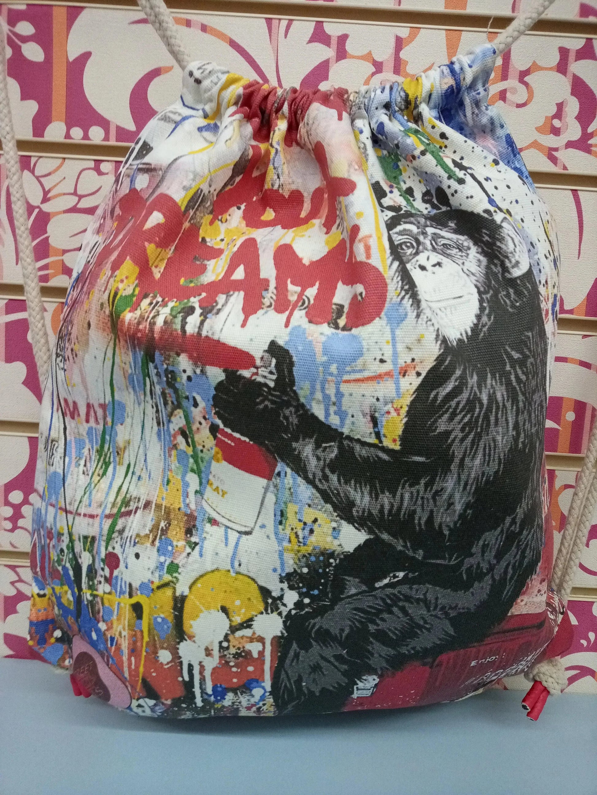 Zaino a sacca street style con stampa urban, scimmia e scritta 'Follow Your Dream', colori vivaci