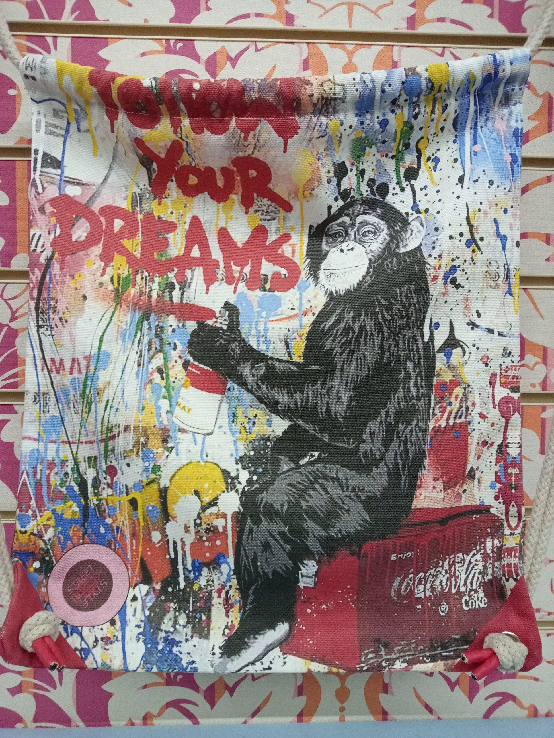 zaino a sacca streetwear con scimmia, graffiti colorati e frase 'FOLLOW YOUR DREAMS'