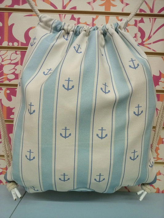 Zaino a sacca stile streetwear con righe azzurre e ancore blu, sfondo decorativo colorato