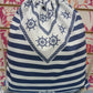 Zaino a sacca street style marinara a righe blu e bianche con dettagli timone.