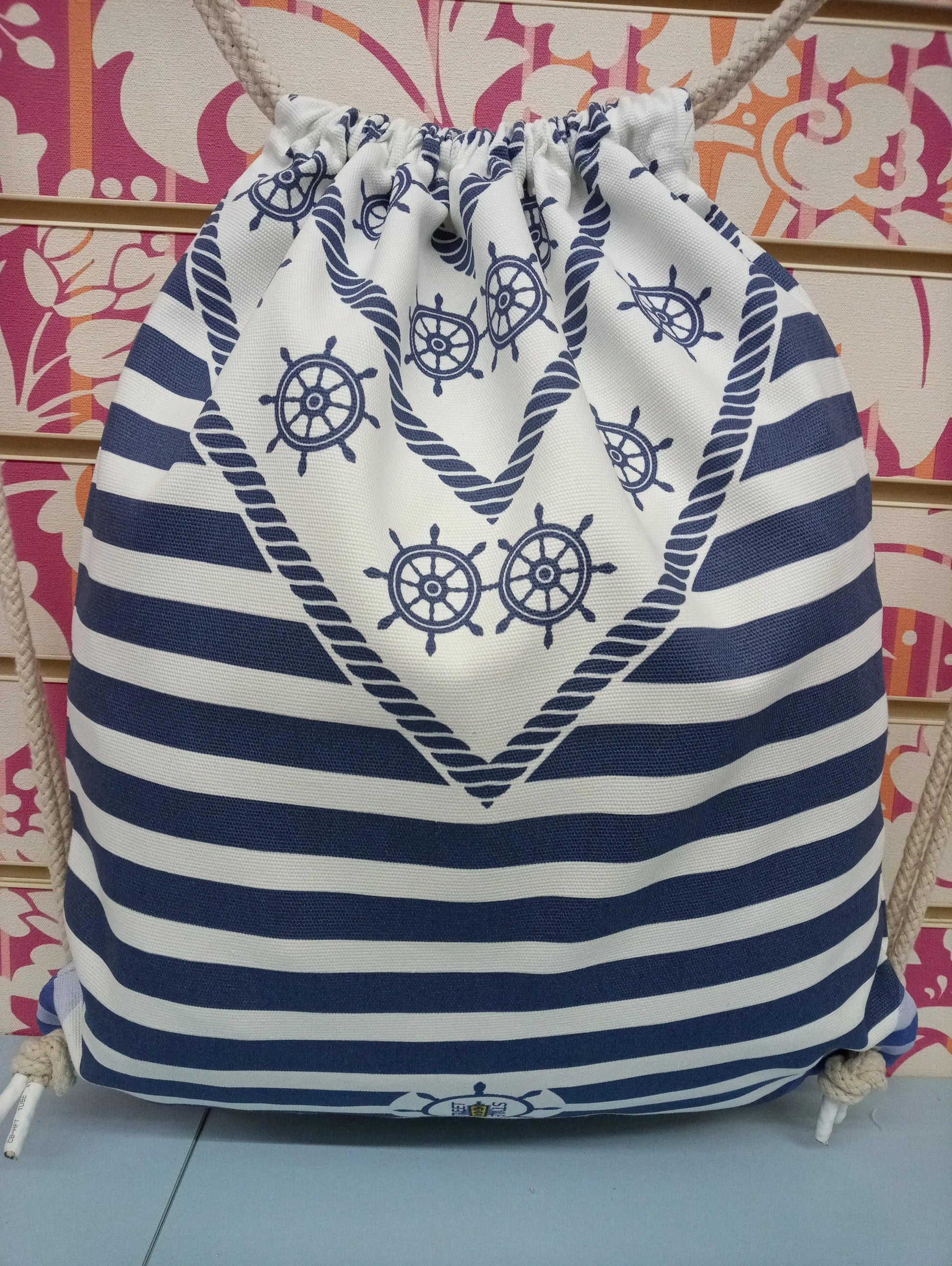 Zaino a sacca street style marinara a righe blu e bianche con dettagli timone.