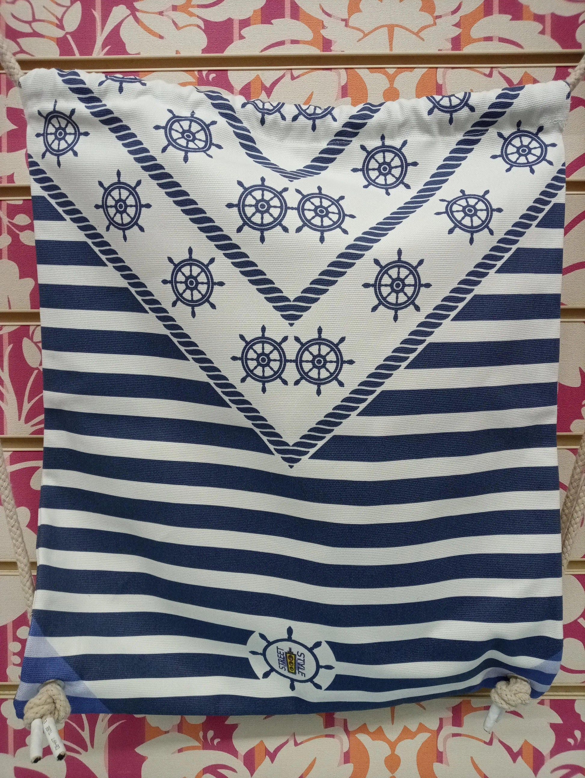 Zaino a sacca streetwear stile marinaro con righe blu e ruote timone, urban style Rimini