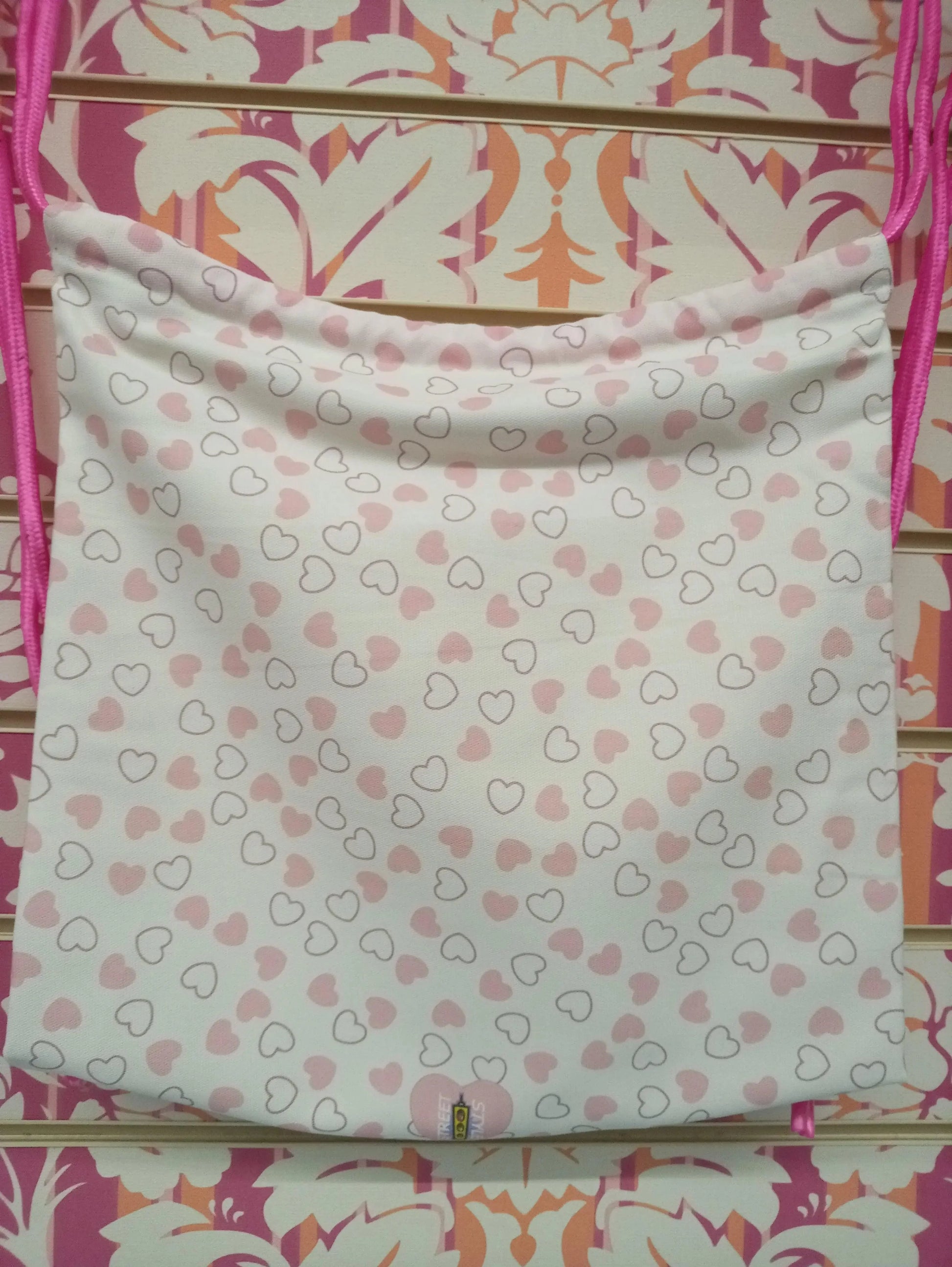 Zaino a sacca bianco con cuori rosa, streetwear originale, sfondo street style colorato