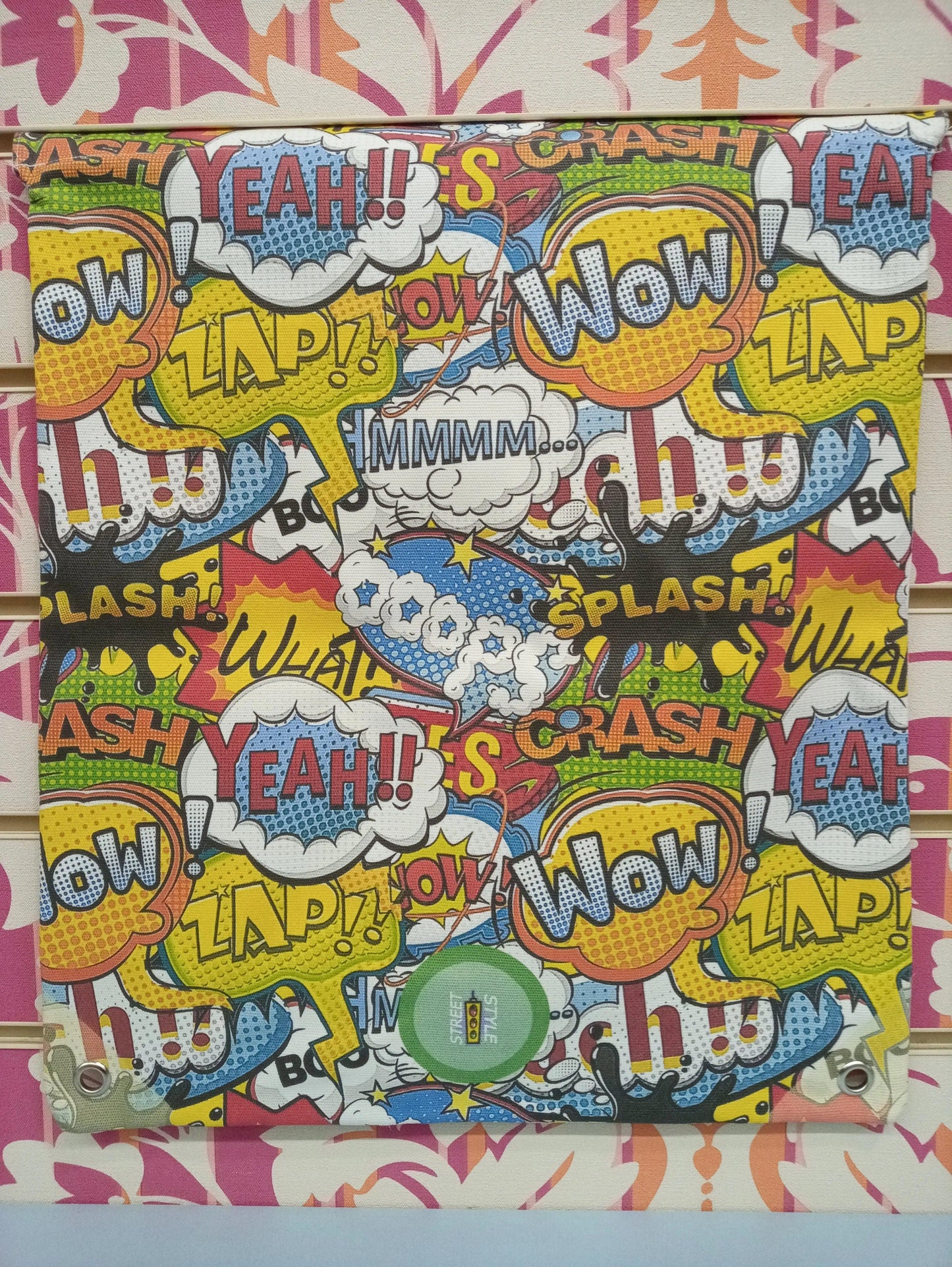 Zaino a sacca streetwear con stampa pop art colorata e scritte Wow, Yeah, Zap, stile urban