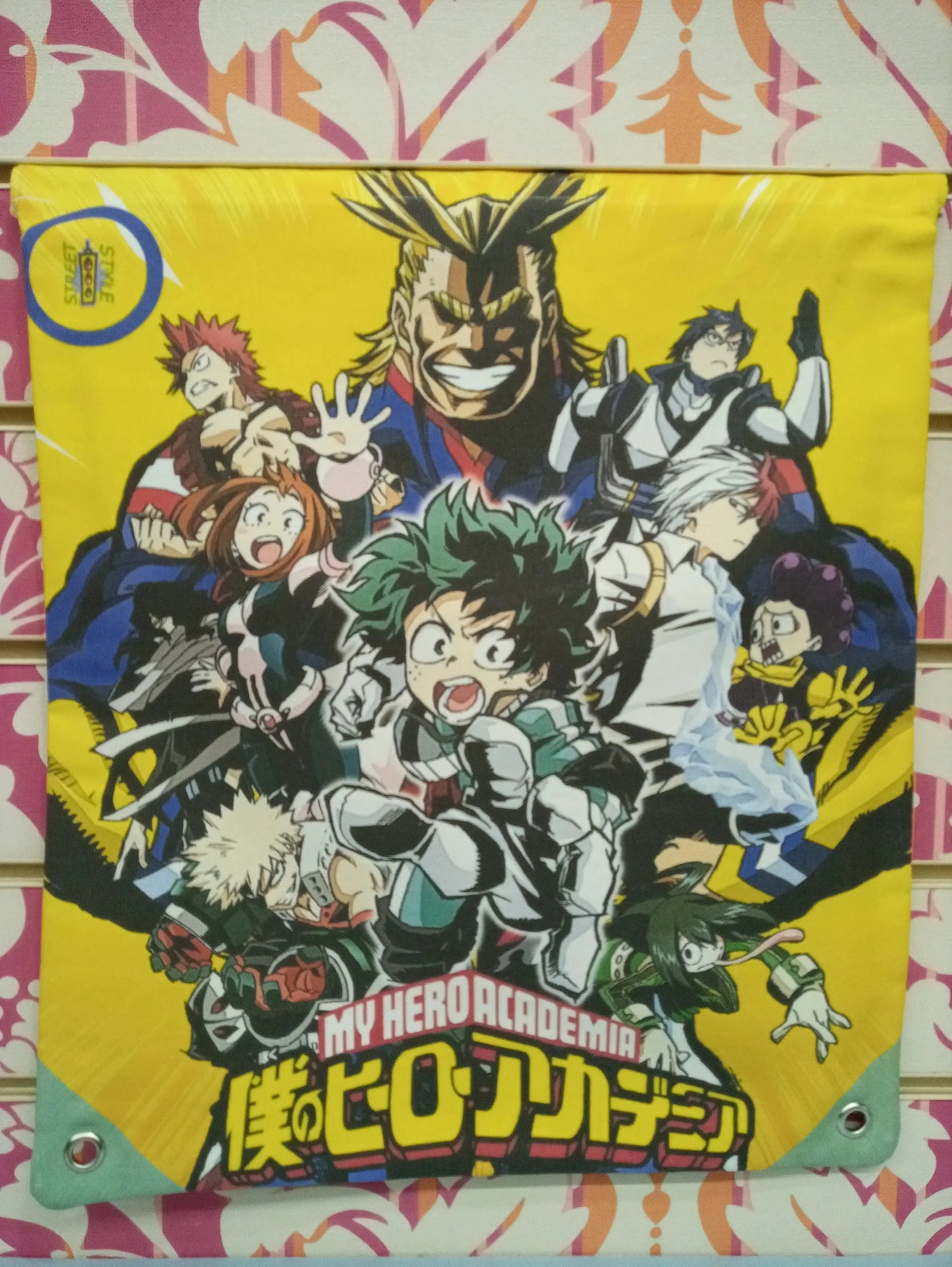 Zaino a sacca giallo streetwear con personaggi My Hero Academia, stile urban Rimini.