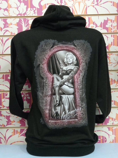 Felpa nera streetwear unisex con stampa grafica retrò di donna nel keyhole, stile urban