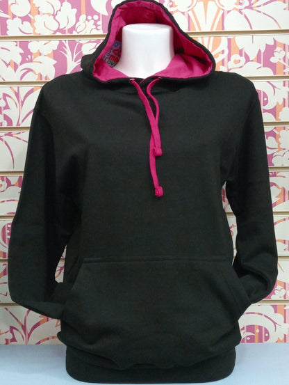 Felpa unisex nera streetwear con cappuccio e lacci rosa, stile urban, cotone visibile