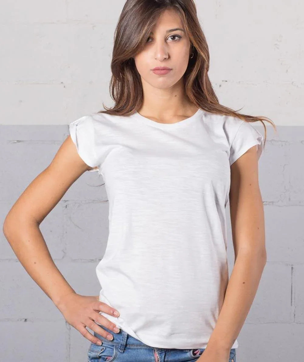 Donna street style con t-shirt bianca e jeans, moda streetwear essenziale