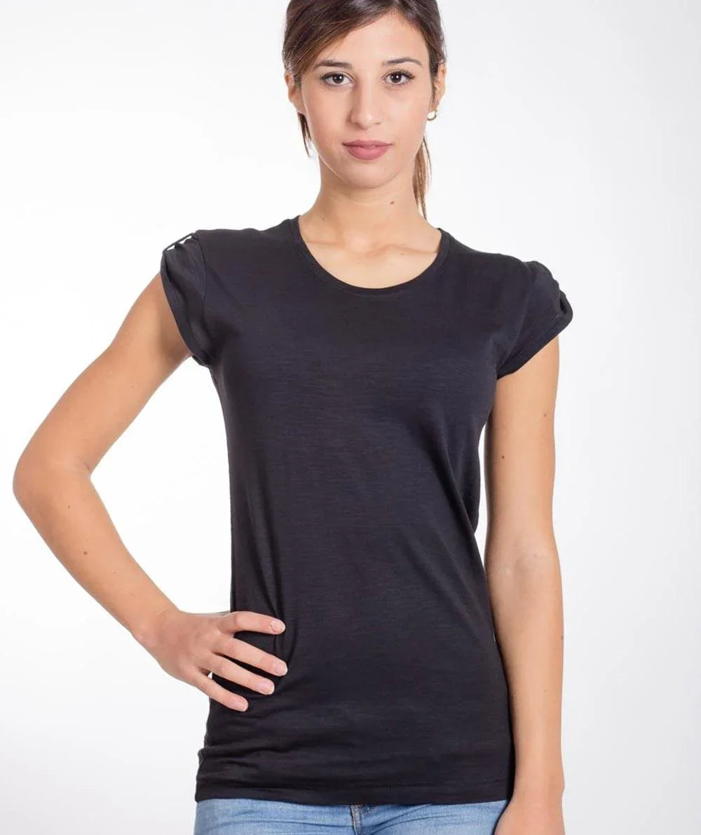 Donna con t-shirt nera streetwear e jeans in stile street style su sfondo bianco