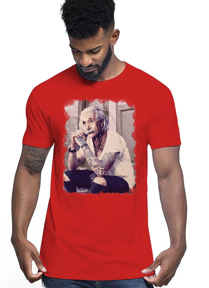 T-shirt streetwear rossa in cotone con stampa colorata di uomo anziano tatuato, stile urban fashion.
