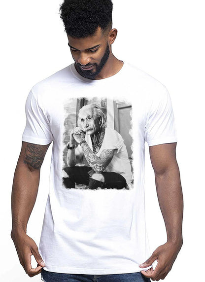 Maglietta bianca streetwear in cotone, stampa artista tatuato stile urban, dettagli nero e grigio.