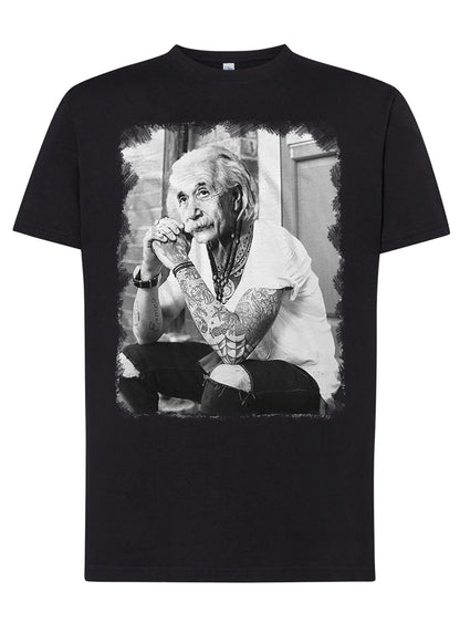 T-shirt nera streetwear in cotone con stampa colorata e grigia di uomo tatuato dallo stile urban