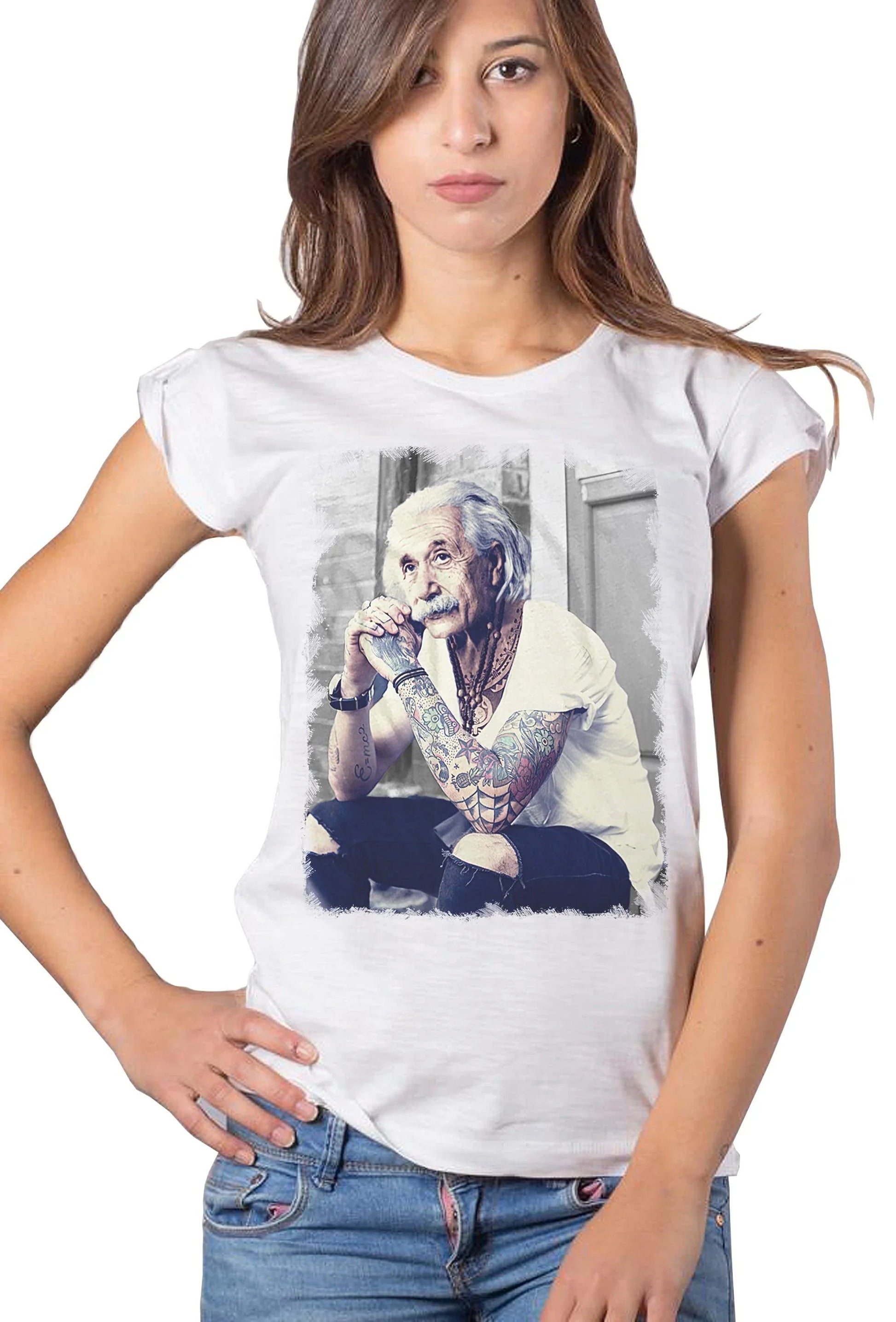 Donna indossa t-shirt streetwear bianca con stampa urban di uomo tatuato, moda street style