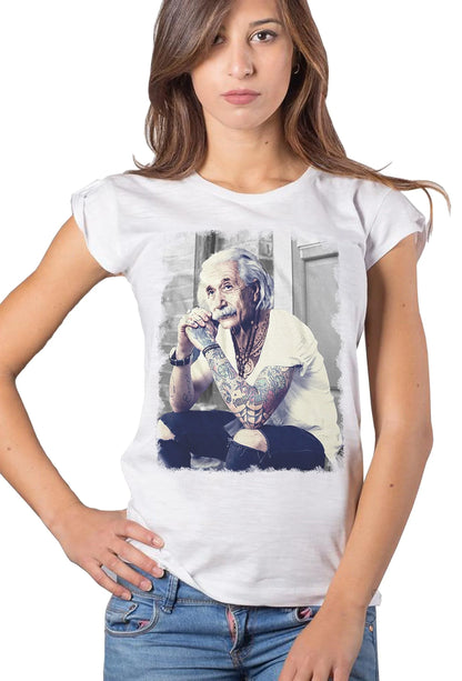 Donna indossa t-shirt streetwear bianca con stampa urban di uomo tatuato, moda street style