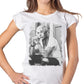 Donna indossa t-shirt streetwear bianca con stampa stilizzata di uomo tatuato in stile urban