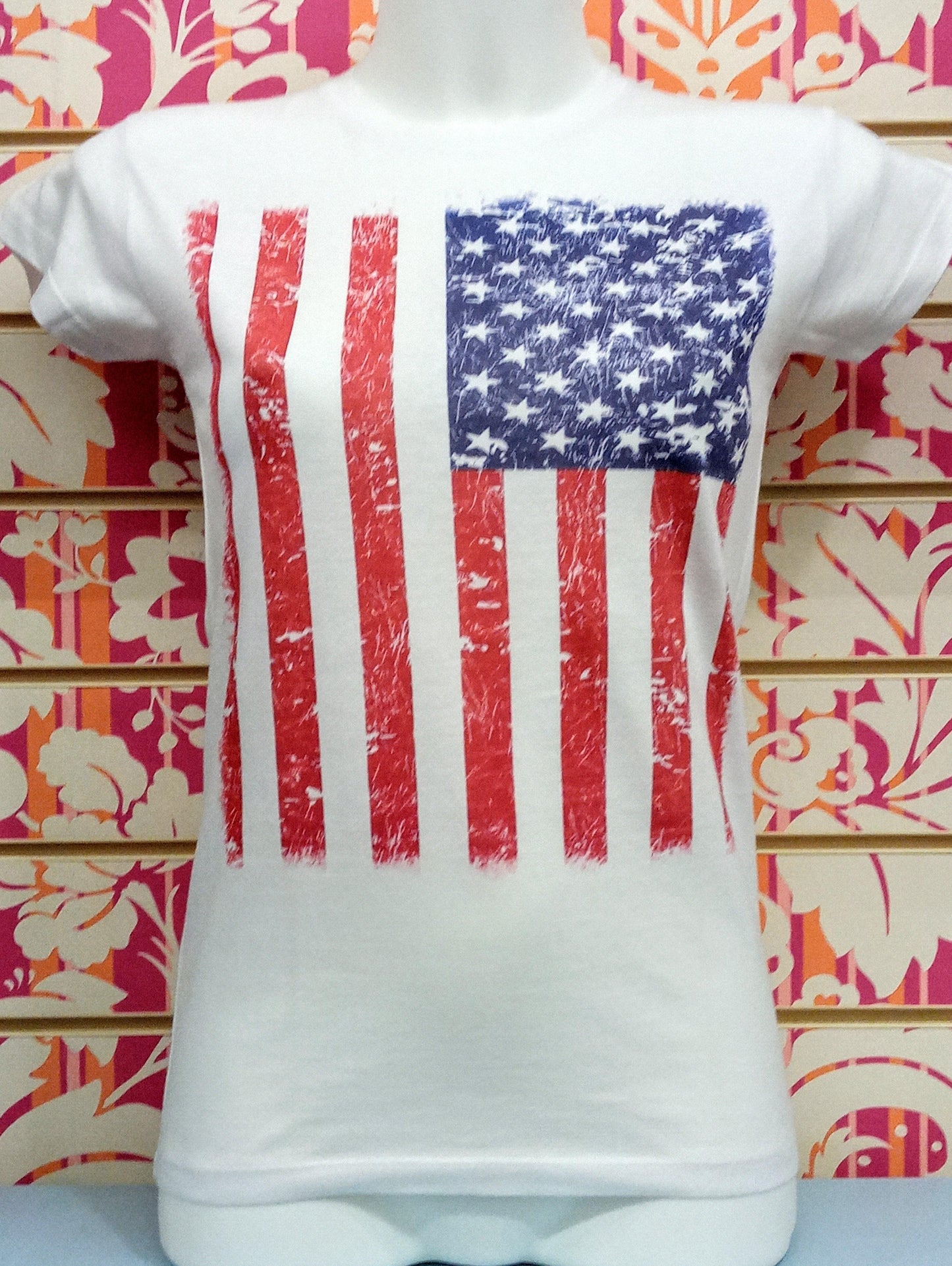T-shirt donna bianca streetwear con stampa bandiera americana, stile urban, Street Style Rimini