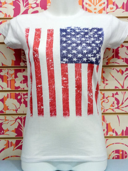 T-shirt bianca streetwear donna con stampa bandiera USA effetto consumato, stile urban moderno.
