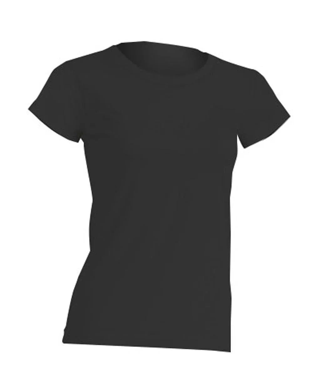 T-shirt nera donna streetwear basica, stile street style essenziale, su sfondo bianco
