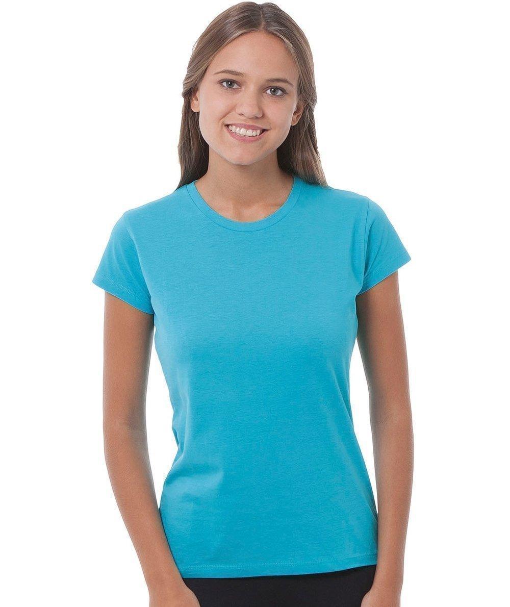 Donna con t-shirt azzurra basic, streetwear essenziale, stile casual Street Style Rimini