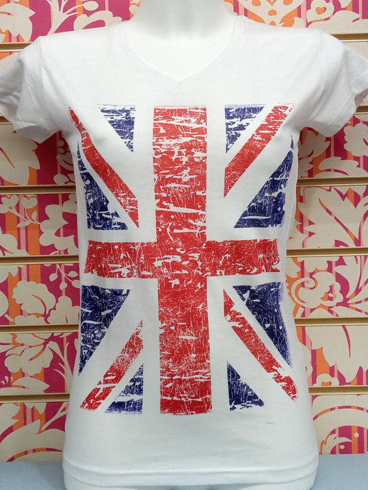 T-shirt donna bianca con bandiera inglese stile streetwear, su sfondo colorato