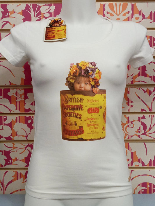T-shirt donna bianca street style con stampa vintage di bimbo e lattina British Mustard