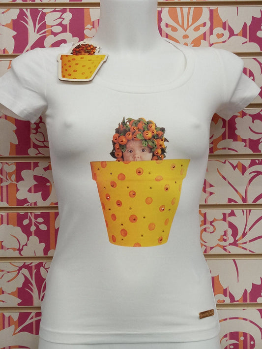 T-shirt donna streetwear bianca con stampa vaso giallo e volto di bambina, stile urban.