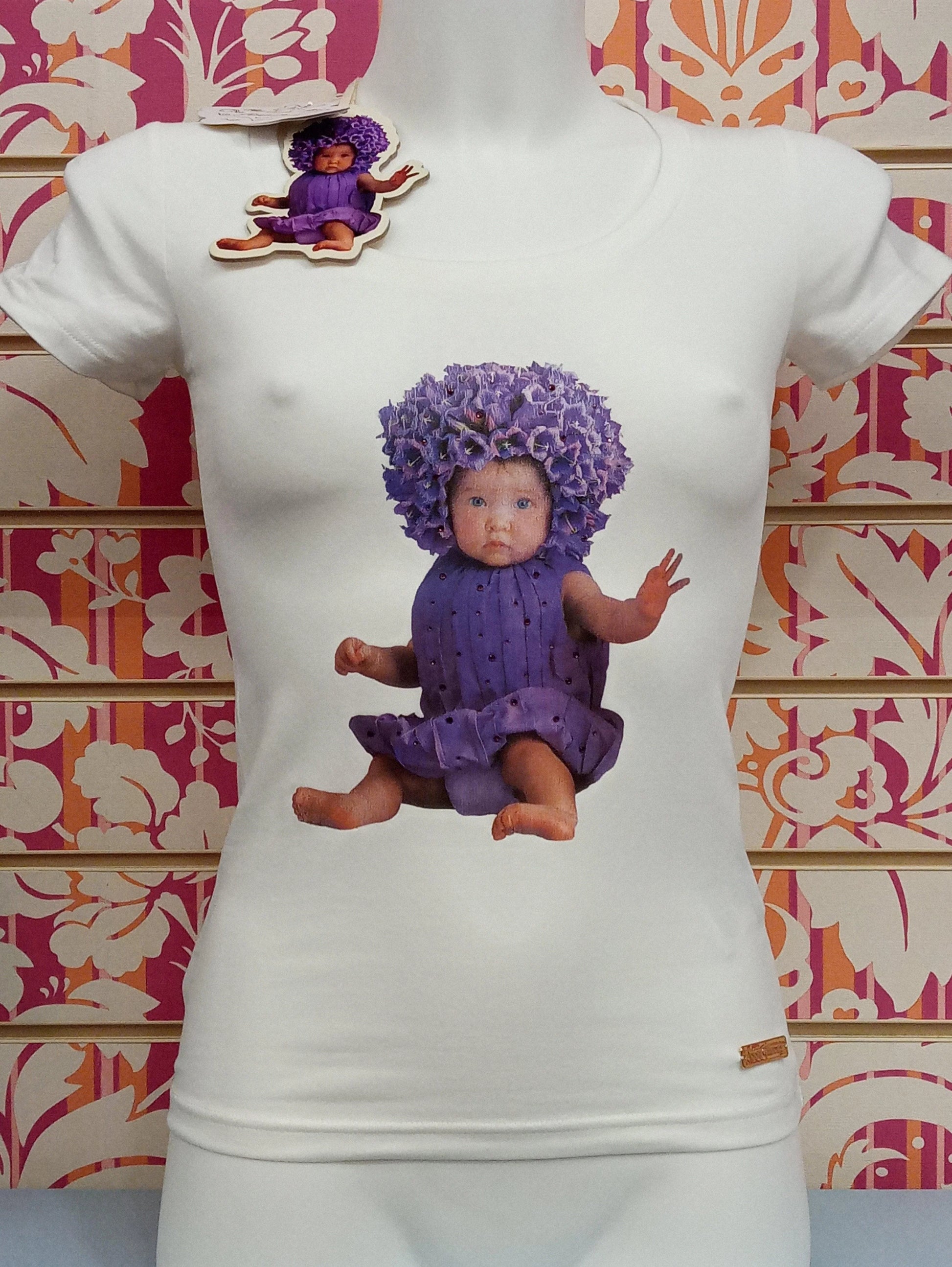 T-shirt donna bianca Fix Design con stampa street style di bambina in viola su sfondo floreale, moda urban Rimini.