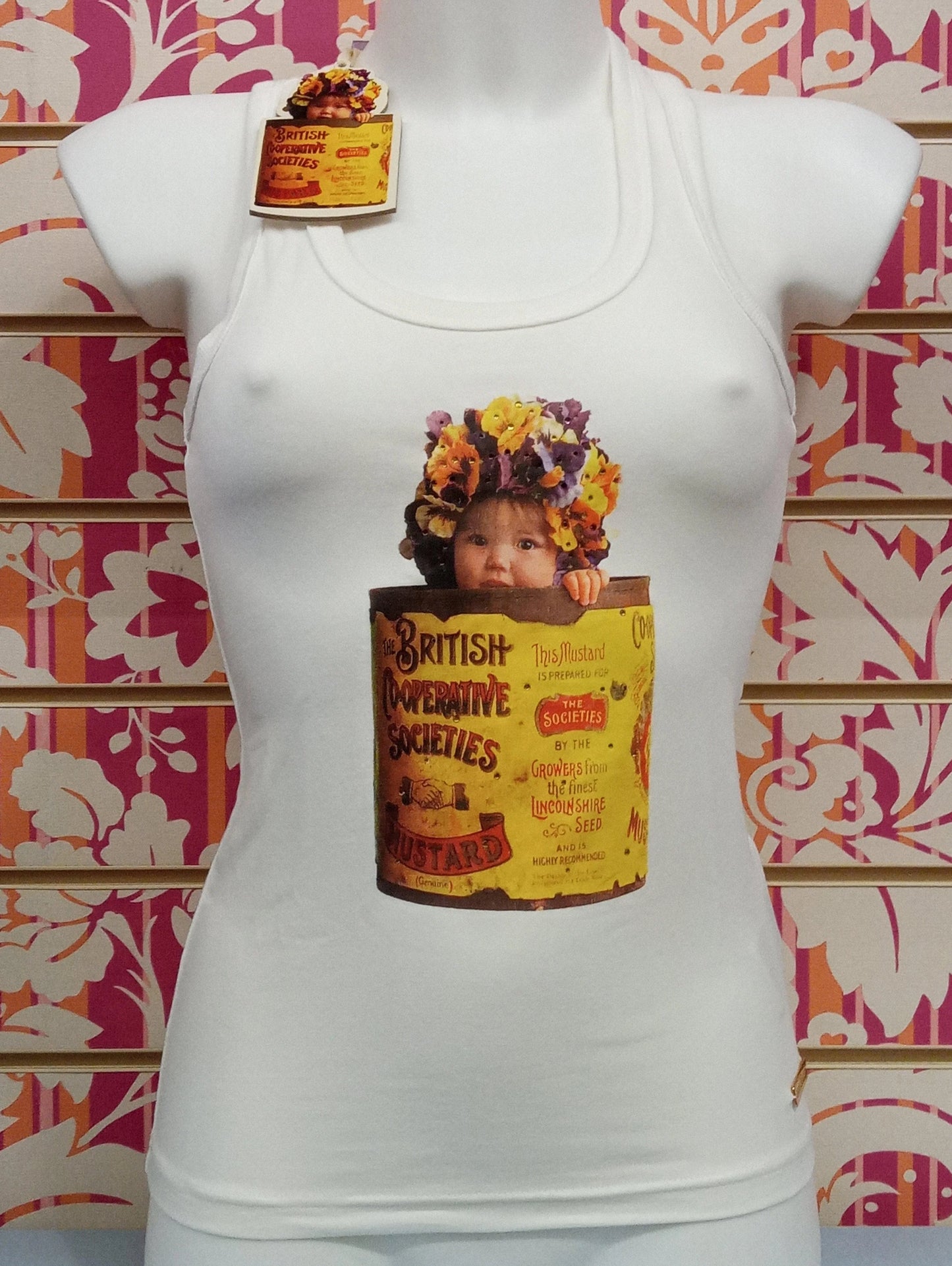 Canotta donna bianca streetwear con stampa bambina e barattolo vintage, street style originale.