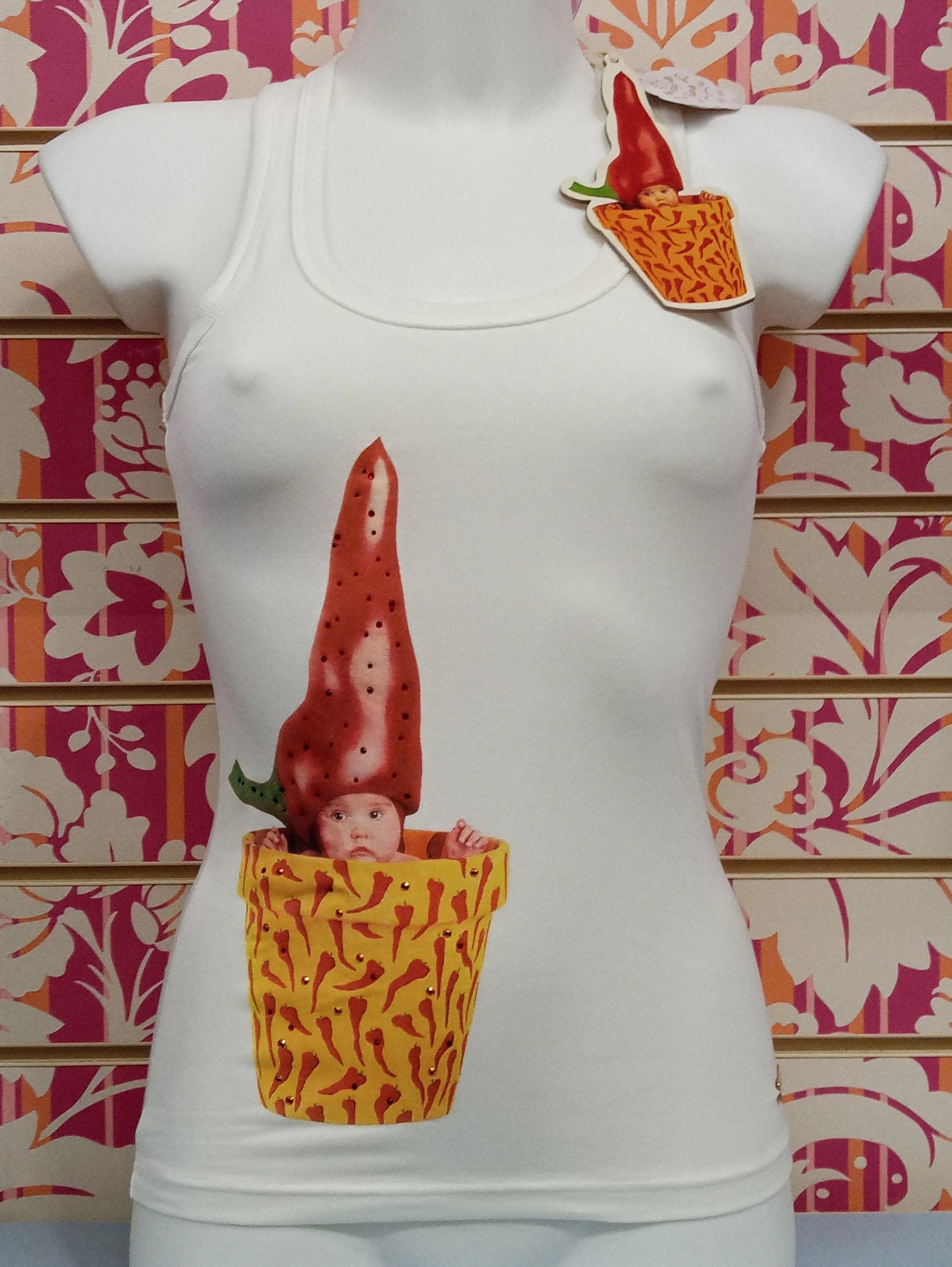 Canotta donna bianca streetwear con stampa originale Fix Design su manichino, fondo rosa decorato