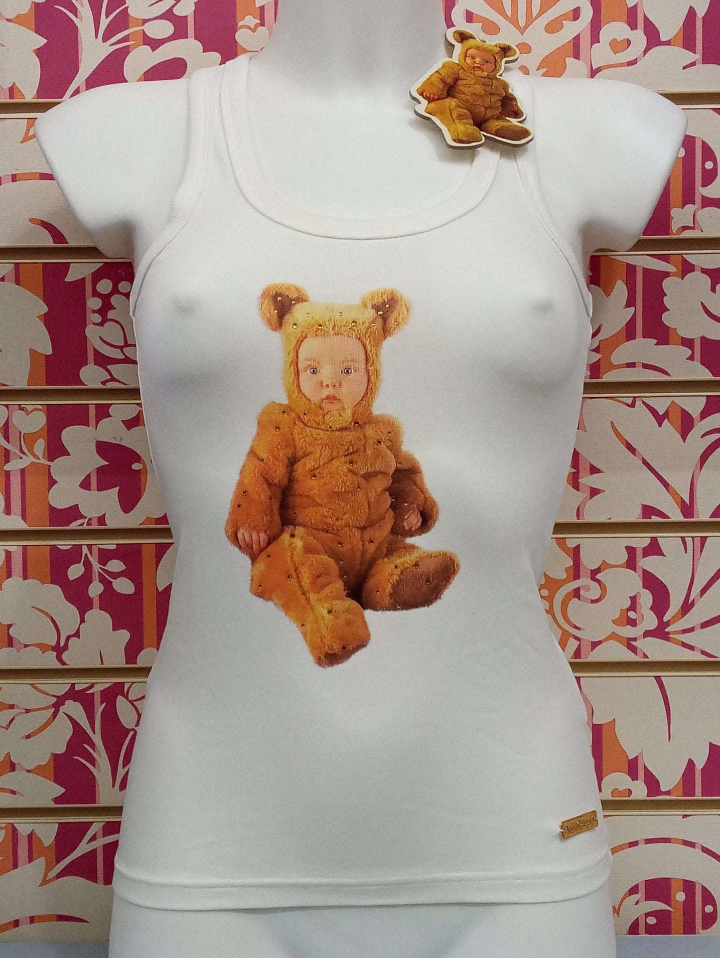 Canotta donna bianca streetwear con stampa bimbo in costume orsetto, stile urban fashion