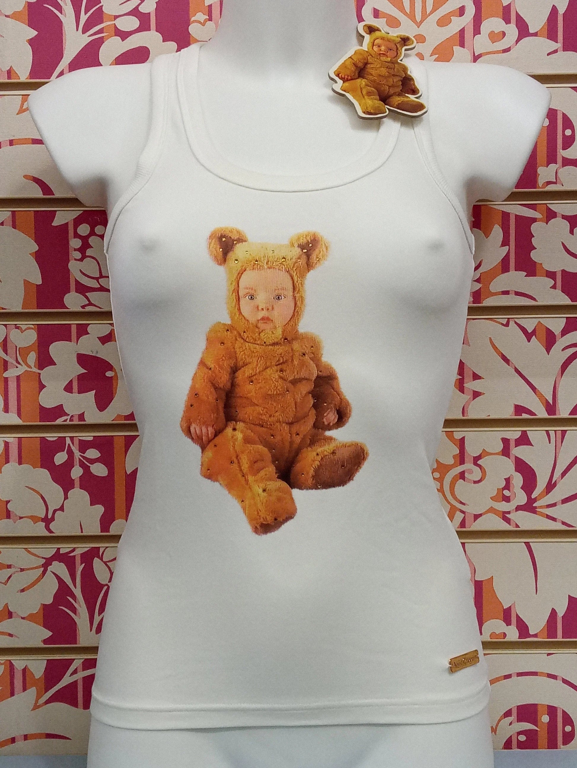 Canotta donna bianca streetwear con stampa bimbo in costume orsetto, stile urban fashion