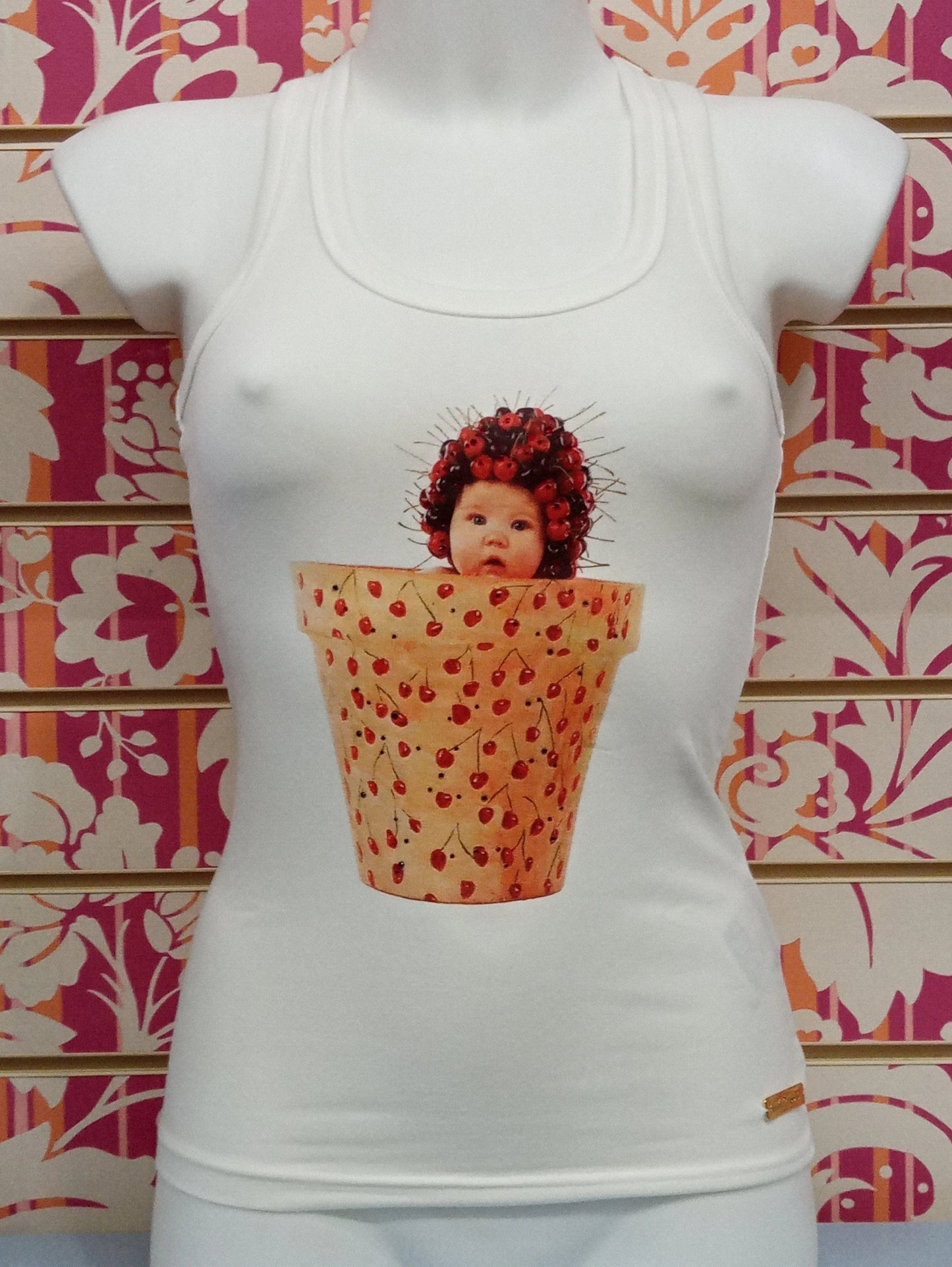 Canotta donna streetwear bianca con stampa artista di bimbo in vaso, stile urban creativo