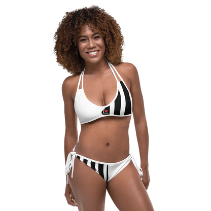 Bikini streetwear bianco con inserti neri, laccetti regolabili, tessuto sintetico, stile urban.
