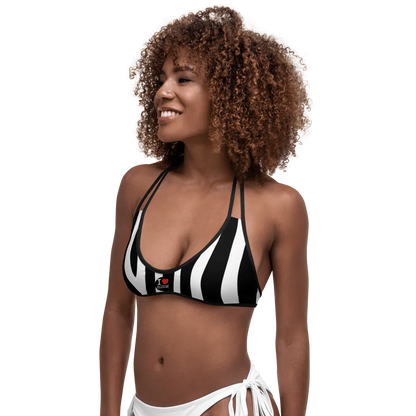 Bikini top streetwear donna a righe bianche e nere, tessuto elasticizzato, stile urban