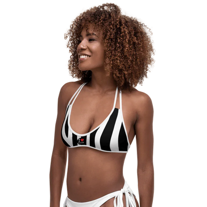 Bikini top streetwear nero e bianco a righe, tessuto sintetico, stile urban estivo.