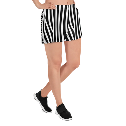 Shorts donna streetwear in tessuto leggero, righe verticali bianche e nere, stile urban