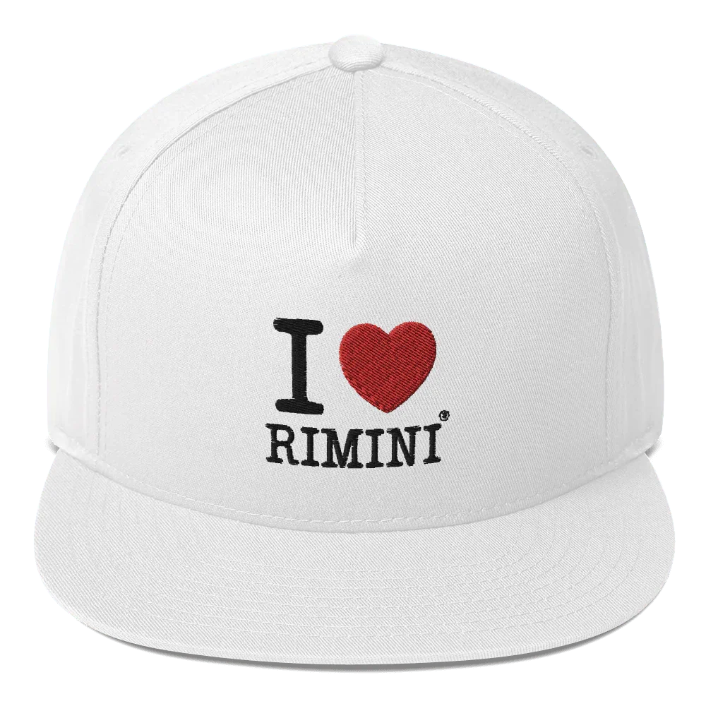 Cappellino streetwear bianco con visiera piatta e ricamo 'I love Rimini' in stile urban.