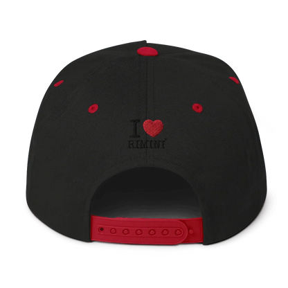 Cappellino streetwear nero con dettagli rossi, scritta ricamata I love Rimini, chiusura regolabile