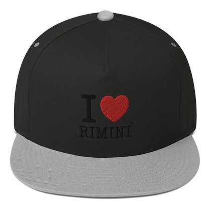 Cappellino streetwear nero con visiera piatta grigia, ricamo I love Rimini, stile urban