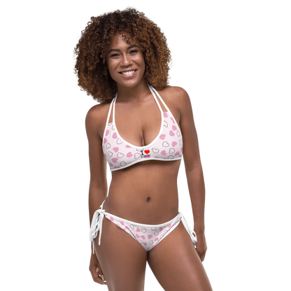 Bikini due pezzi streetwear bianco con cuori rosa e scritta I love Rimini, stile urban