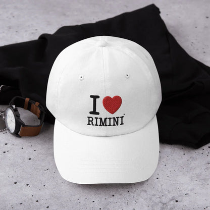 Cappellino bianco streetwear in cotone con scritta ricamata I love Rimini e cuore rosso.