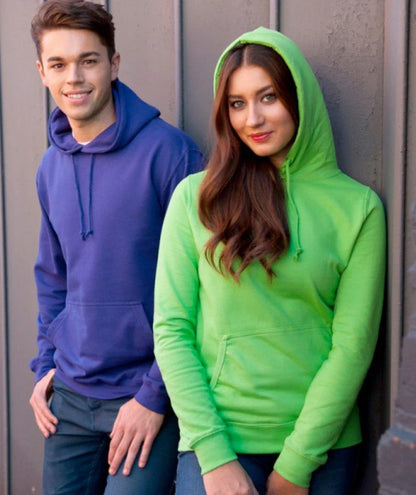 Felpa unisex streetwear nera in cotone, stile college urbano, dettagli minimal, look casual.