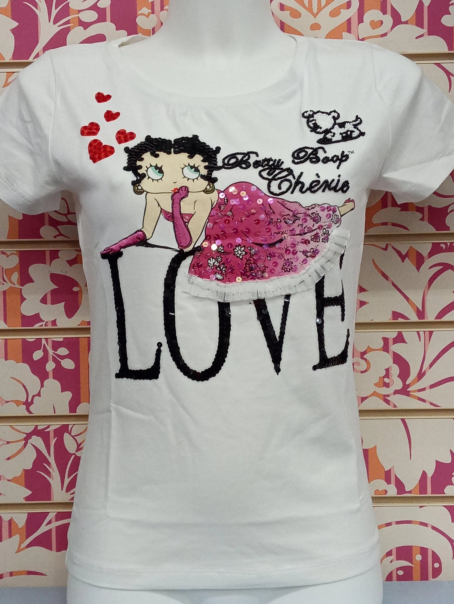 T-shirt bianca donna street style con stampa Betty Boop e scritta LOVE, moda streetwear.