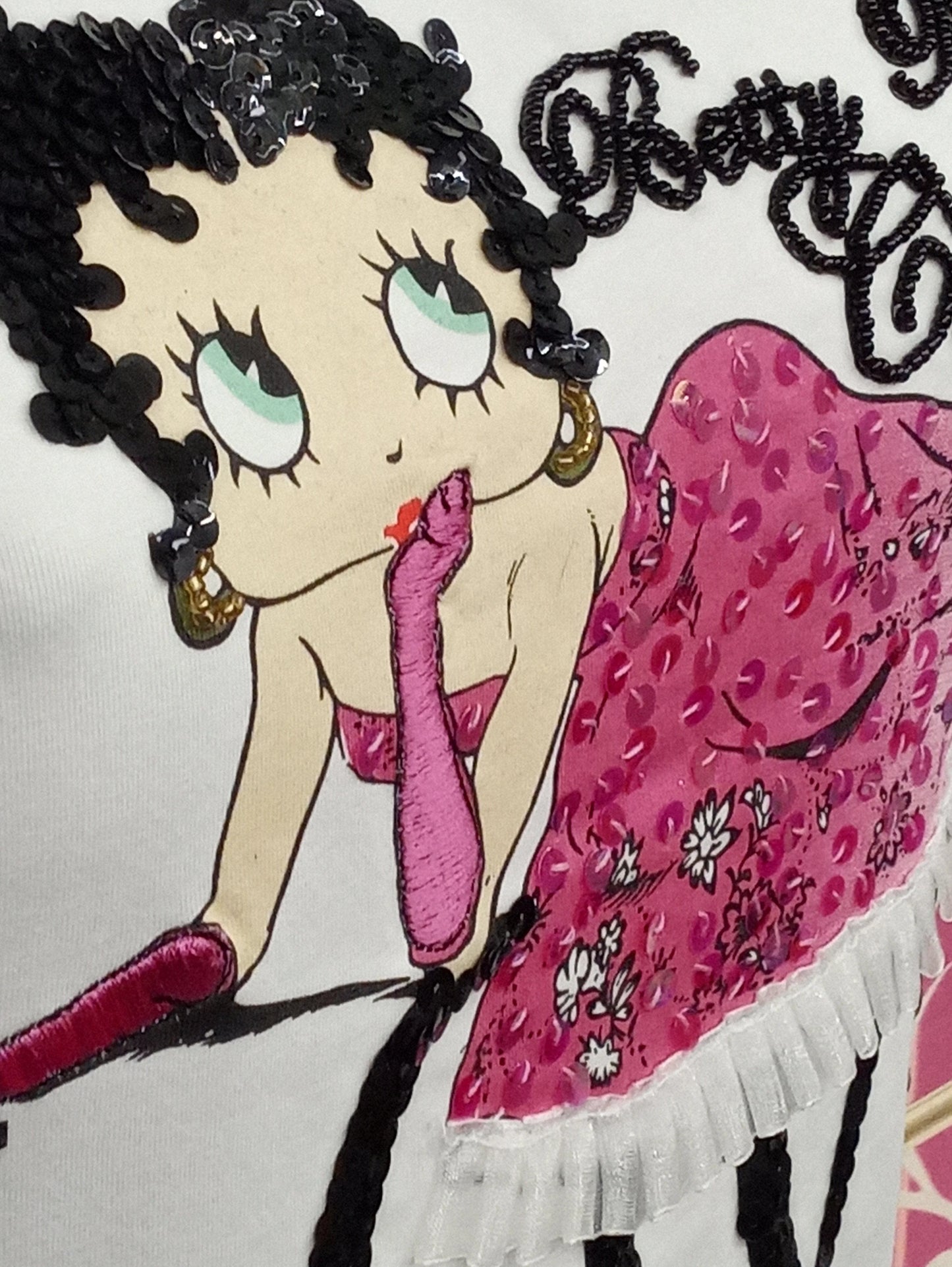 T-shirt streetwear donna bianca con stampa Betty Boop glitterata in stile urban fashion.